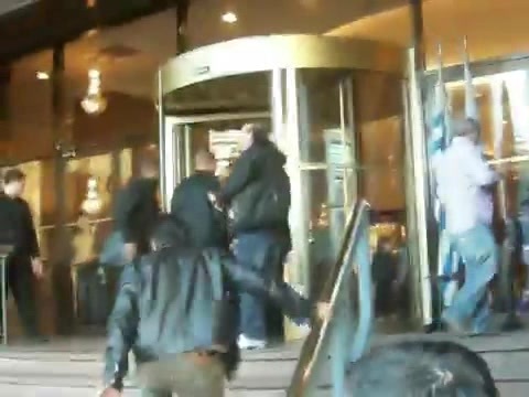 Demi Lovato Saludando en el hotel Radisson Uruguay 29_04_12 0747 - Demi Saludando en el hotel Radisson Uruguay Part oo1