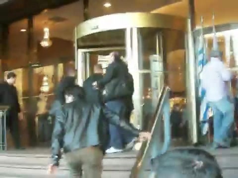 Demi Lovato Saludando en el hotel Radisson Uruguay 29_04_12 0751 - Demi Saludando en el hotel Radisson Uruguay Part oo1