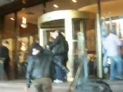 Demi Lovato Saludando en el hotel Radisson Uruguay 29_04_12 0755 - Demi Saludando en el hotel Radisson Uruguay Part oo1