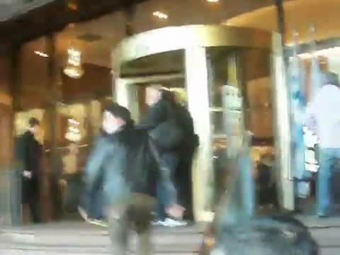 Demi Lovato Saludando en el hotel Radisson Uruguay 29_04_12 0764 - Demi Saludando en el hotel Radisson Uruguay Part oo1