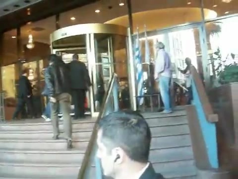 Demi Lovato Saludando en el hotel Radisson Uruguay 29_04_12 0801 - Demi Saludando en el hotel Radisson Uruguay Part oo1