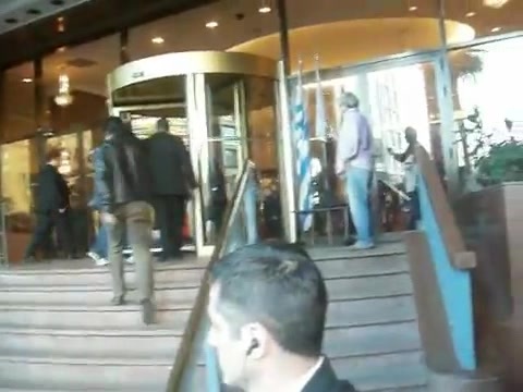 Demi Lovato Saludando en el hotel Radisson Uruguay 29_04_12 0803 - Demi Saludando en el hotel Radisson Uruguay Part oo1