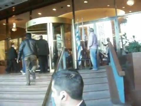 Demi Lovato Saludando en el hotel Radisson Uruguay 29_04_12 0811 - Demi Saludando en el hotel Radisson Uruguay Part oo1