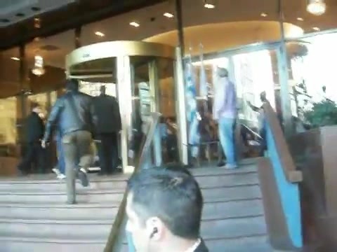 Demi Lovato Saludando en el hotel Radisson Uruguay 29_04_12 0812 - Demi Saludando en el hotel Radisson Uruguay Part oo1
