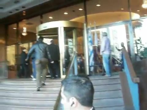 Demi Lovato Saludando en el hotel Radisson Uruguay 29_04_12 0818