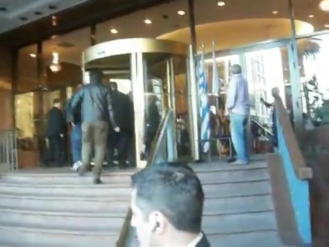 Demi Lovato Saludando en el hotel Radisson Uruguay 29_04_12 0832