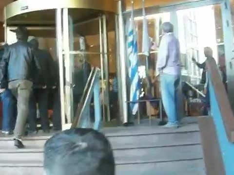 Demi Lovato Saludando en el hotel Radisson Uruguay 29_04_12 0849