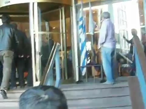 Demi Lovato Saludando en el hotel Radisson Uruguay 29_04_12 0853 - Demi Saludando en el hotel Radisson Uruguay Part oo1