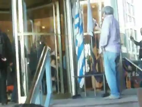 Demi Lovato Saludando en el hotel Radisson Uruguay 29_04_12 0864 - Demi Saludando en el hotel Radisson Uruguay Part oo1