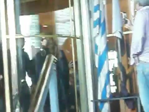 Demi Lovato Saludando en el hotel Radisson Uruguay 29_04_12 0889 - Demi Saludando en el hotel Radisson Uruguay Part oo1