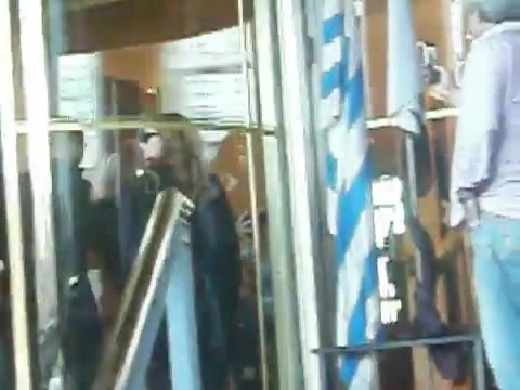Demi Lovato Saludando en el hotel Radisson Uruguay 29_04_12 0891 - Demi Saludando en el hotel Radisson Uruguay Part oo1