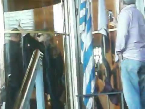 Demi Lovato Saludando en el hotel Radisson Uruguay 29_04_12 0907 - Demi Saludando en el hotel Radisson Uruguay Part oo1