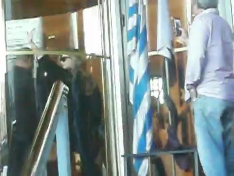 Demi Lovato Saludando en el hotel Radisson Uruguay 29_04_12 0908 - Demi Saludando en el hotel Radisson Uruguay Part oo1