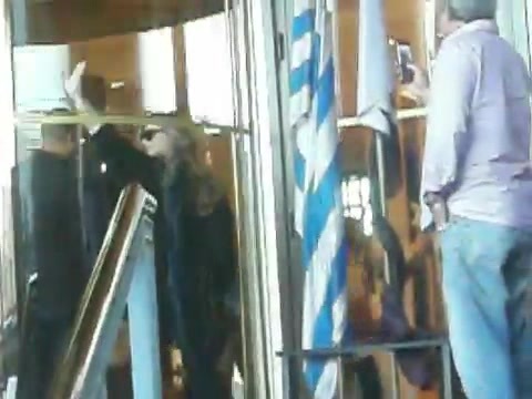 Demi Lovato Saludando en el hotel Radisson Uruguay 29_04_12 0910 - Demi Saludando en el hotel Radisson Uruguay Part oo1