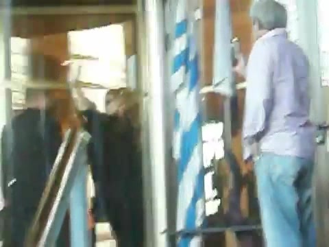 Demi Lovato Saludando en el hotel Radisson Uruguay 29_04_12 0947 - Demi Saludando en el hotel Radisson Uruguay Part oo1