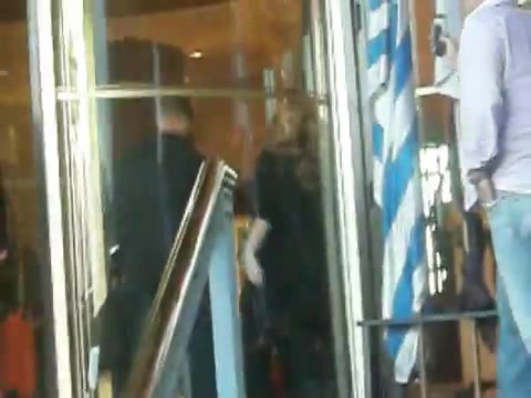 Demi Lovato Saludando en el hotel Radisson Uruguay 29_04_12 0969