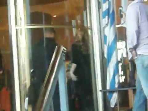 Demi Lovato Saludando en el hotel Radisson Uruguay 29_04_12 0972