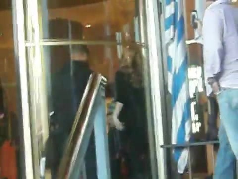 Demi Lovato Saludando en el hotel Radisson Uruguay 29_04_12 0972 - Demi Saludando en el hotel Radisson Uruguay Part oo1