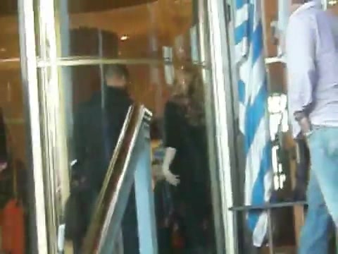 Demi Lovato Saludando en el hotel Radisson Uruguay 29_04_12 0974