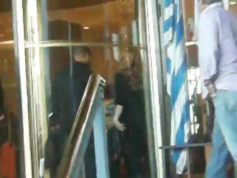 Demi Lovato Saludando en el hotel Radisson Uruguay 29_04_12 0975