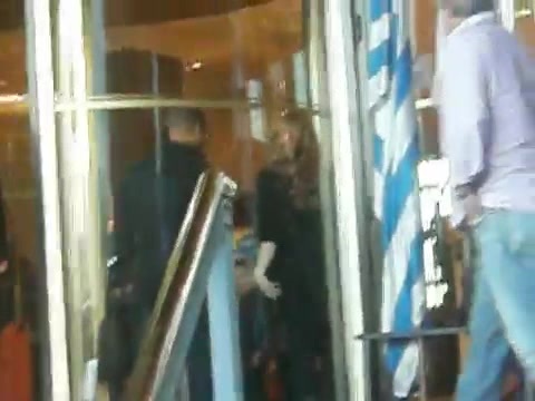 Demi Lovato Saludando en el hotel Radisson Uruguay 29_04_12 0977