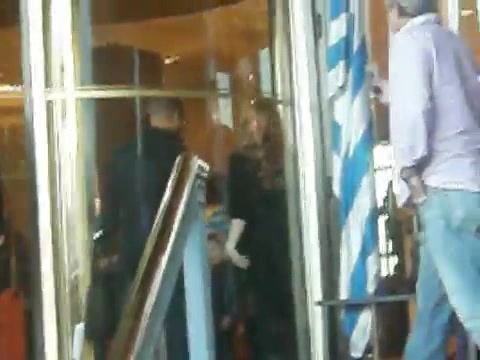 Demi Lovato Saludando en el hotel Radisson Uruguay 29_04_12 0979