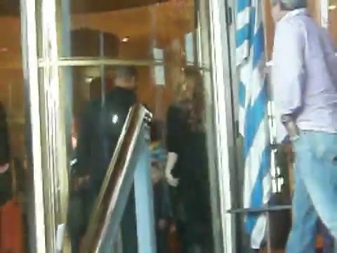 Demi Lovato Saludando en el hotel Radisson Uruguay 29_04_12 0982