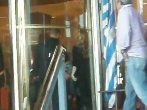 Demi Lovato Saludando en el hotel Radisson Uruguay 29_04_12 0984