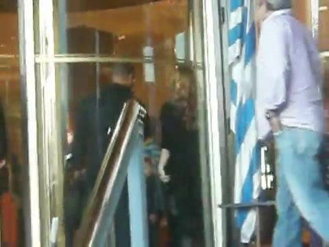 Demi Lovato Saludando en el hotel Radisson Uruguay 29_04_12 0985
