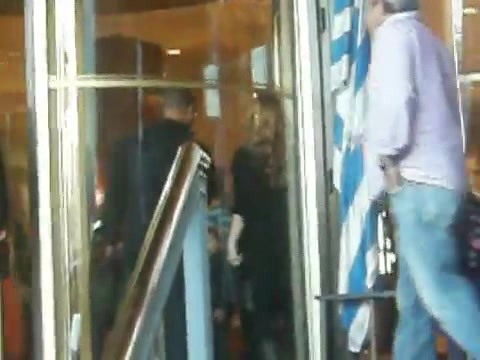 Demi Lovato Saludando en el hotel Radisson Uruguay 29_04_12 0987