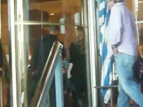 Demi Lovato Saludando en el hotel Radisson Uruguay 29_04_12 0988