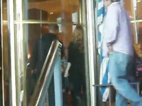 Demi Lovato Saludando en el hotel Radisson Uruguay 29_04_12 0992