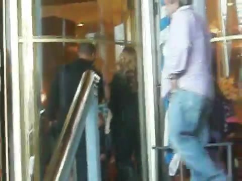 Demi Lovato Saludando en el hotel Radisson Uruguay 29_04_12 0996