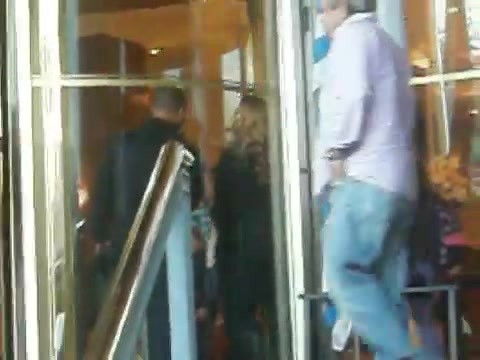 Demi Lovato Saludando en el hotel Radisson Uruguay 29_04_12 0998