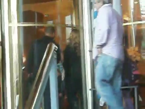 Demi Lovato Saludando en el hotel Radisson Uruguay 29_04_12 1000