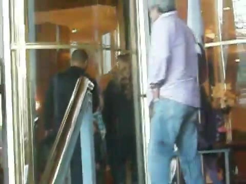 Demi Lovato Saludando en el hotel Radisson Uruguay 29_04_12 1007