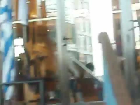Demi Lovato Saludando en el hotel Radisson Uruguay 29_04_12 1062
