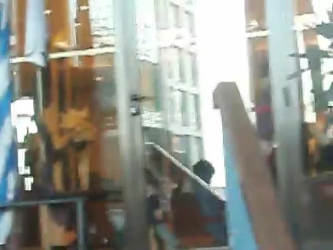 Demi Lovato Saludando en el hotel Radisson Uruguay 29_04_12 1067