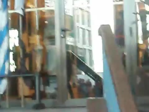 Demi Lovato Saludando en el hotel Radisson Uruguay 29_04_12 1088