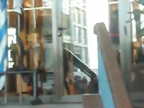 Demi Lovato Saludando en el hotel Radisson Uruguay 29_04_12 1089