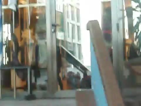 Demi Lovato Saludando en el hotel Radisson Uruguay 29_04_12 1093