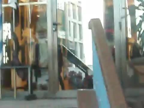 Demi Lovato Saludando en el hotel Radisson Uruguay 29_04_12 1095