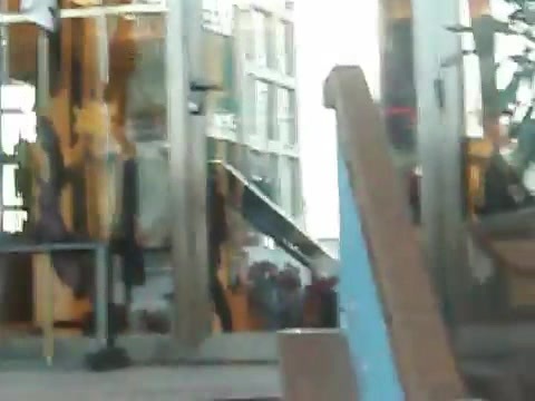 Demi Lovato Saludando en el hotel Radisson Uruguay 29_04_12 1096