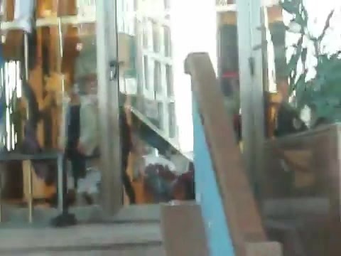 Demi Lovato Saludando en el hotel Radisson Uruguay 29_04_12 1102