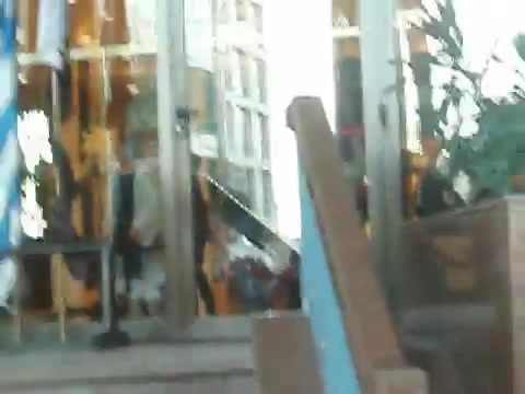 Demi Lovato Saludando en el hotel Radisson Uruguay 29_04_12 1104
