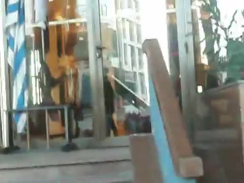 Demi Lovato Saludando en el hotel Radisson Uruguay 29_04_12 1140