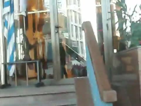 Demi Lovato Saludando en el hotel Radisson Uruguay 29_04_12 1141