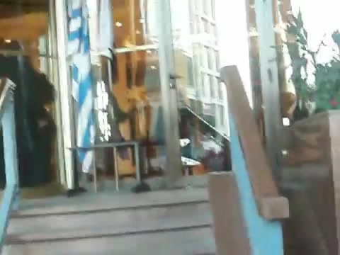 Demi Lovato Saludando en el hotel Radisson Uruguay 29_04_12 1171