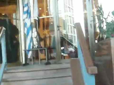 Demi Lovato Saludando en el hotel Radisson Uruguay 29_04_12 1173