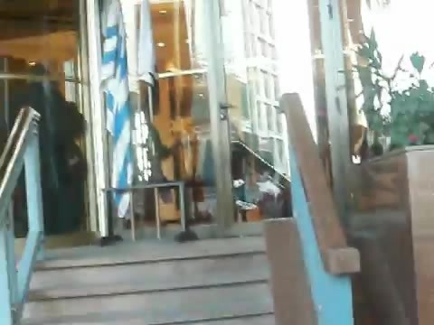 Demi Lovato Saludando en el hotel Radisson Uruguay 29_04_12 1174